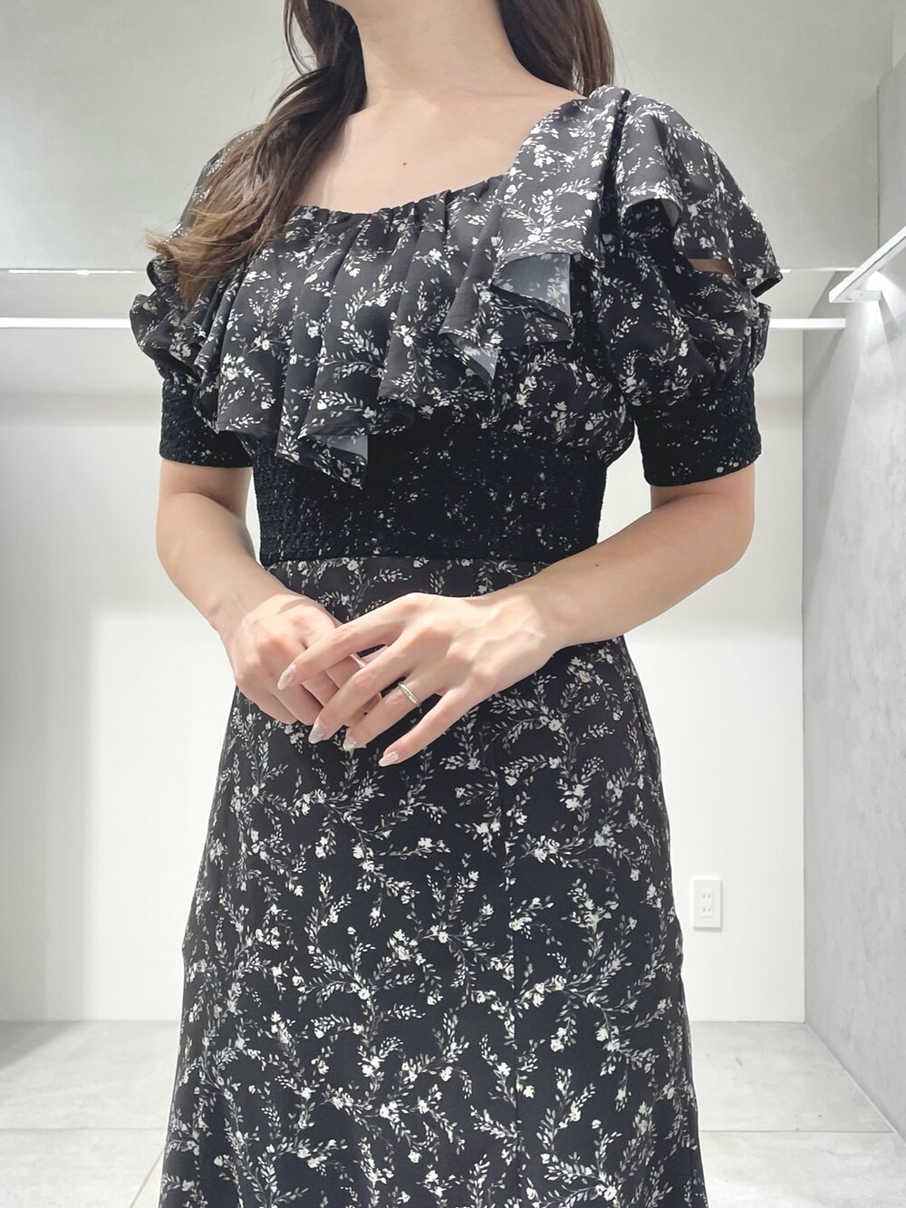 ブラック系のワンピース、ブラック系のボストンバッグ、ブラック系のサンダルを着用したレディースの夏コーディネートの5枚目の写真