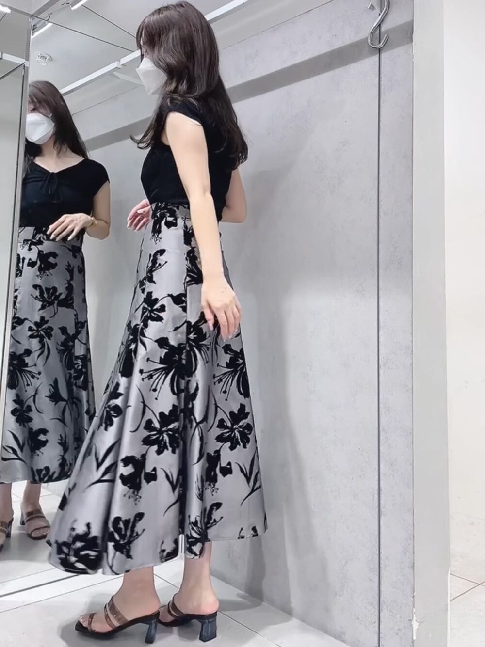 ブラック系のサンダル、ブラック系のニット/セーター、グレー系のスカートを着用したレディースの夏コーディネートの3枚目の写真