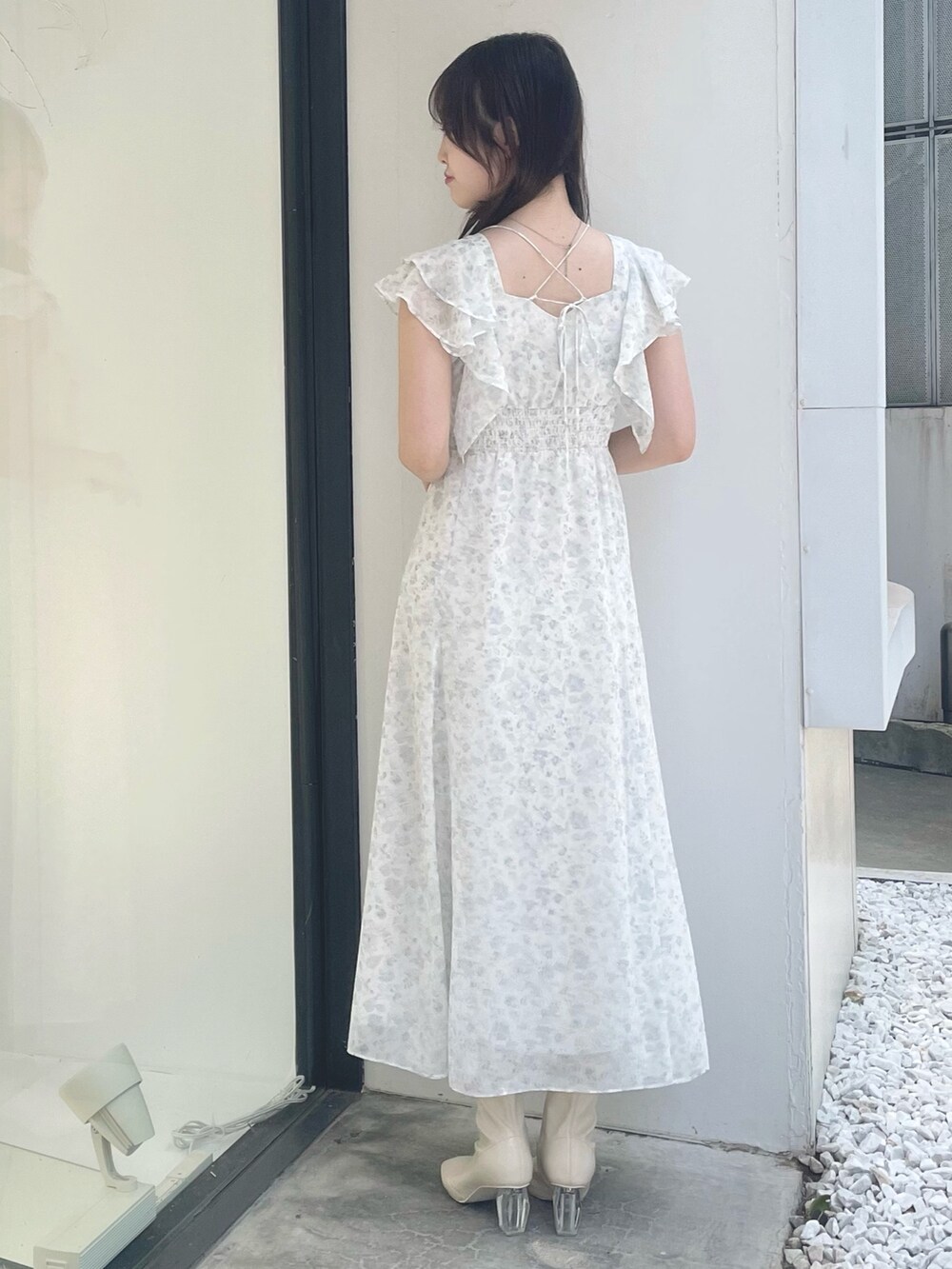 グレー系のワンピース、ホワイト系のブーツを着用したレディースの夏コーディネートの3枚目の写真