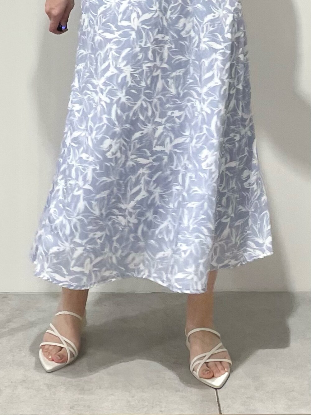 ブルー系のワンピース、ホワイト系のサンダルを着用したレディースの春コーディネートの7枚目の写真