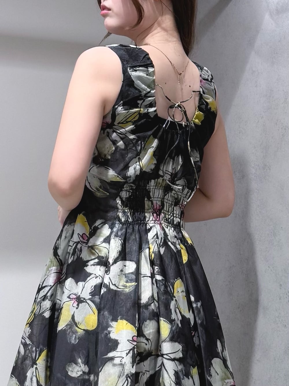グレー系のワンピース、グレー系のカーディガン/ボレロ、シルバー系のサンダルを着用したレディースの夏コーディネートの9枚目の写真