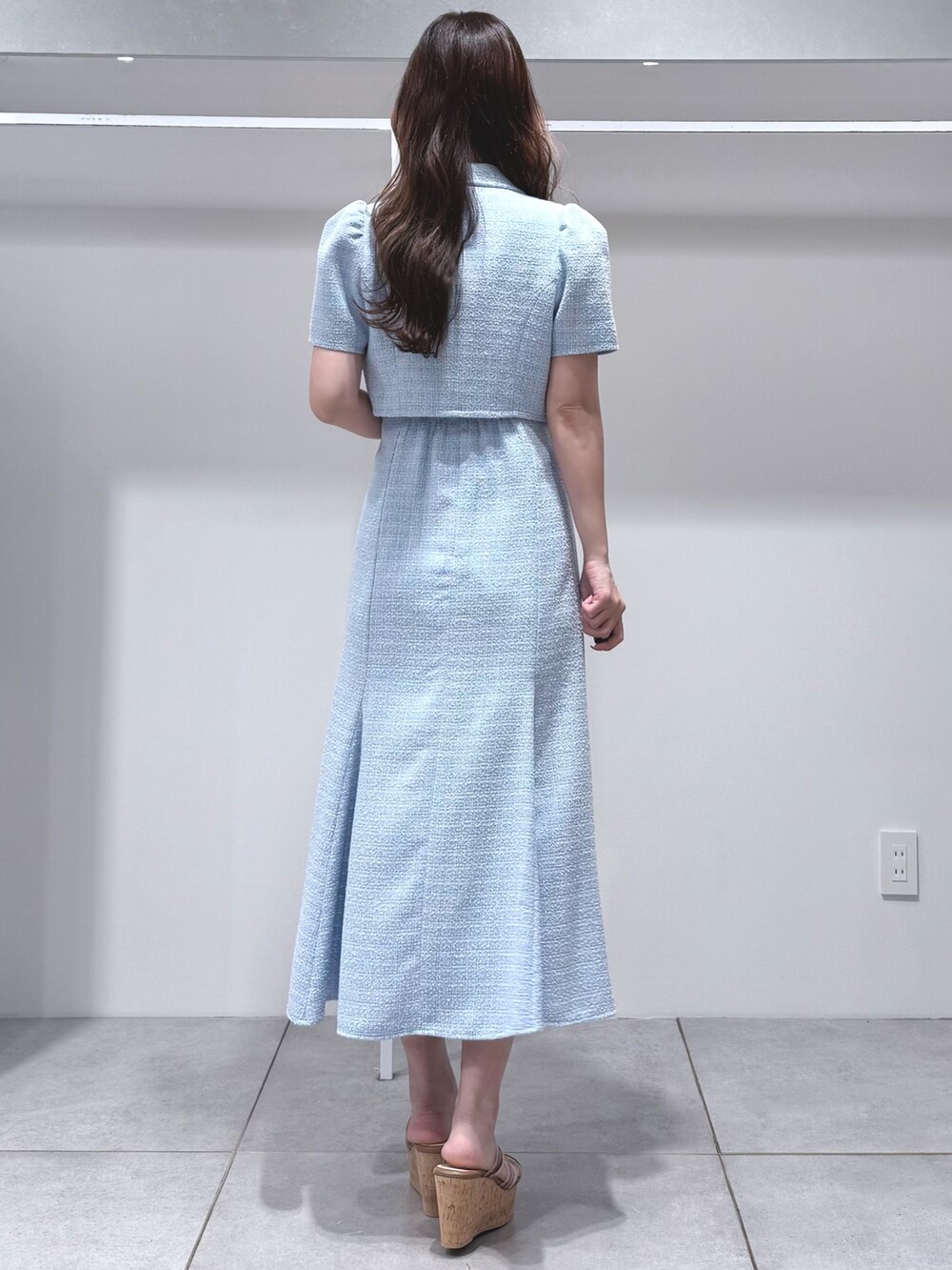 ブルー系のワンピース、ブラウン系のサンダル、ブルー系のその他アウターを着用したレディースの春コーディネートの3枚目の写真