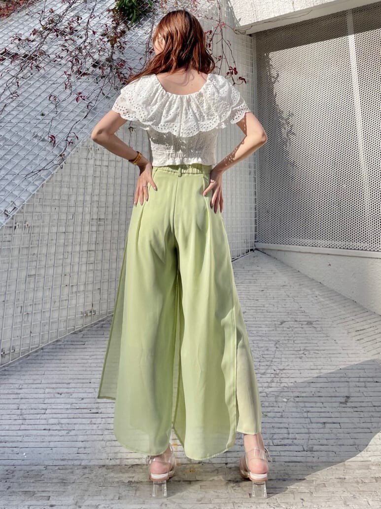 ホワイト系のシャツ/ブラウス、グリーン系のその他パンツ、その他のサンダルを着用したレディースの冬コーディネートの4枚目の写真