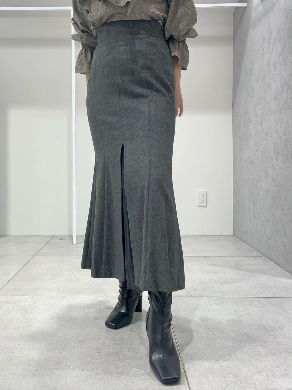 ブラック系のブーツ、その他のシャツ/ブラウス、その他のシャツ/ブラウスを着用したレディースの秋コーディネートの8枚目の写真