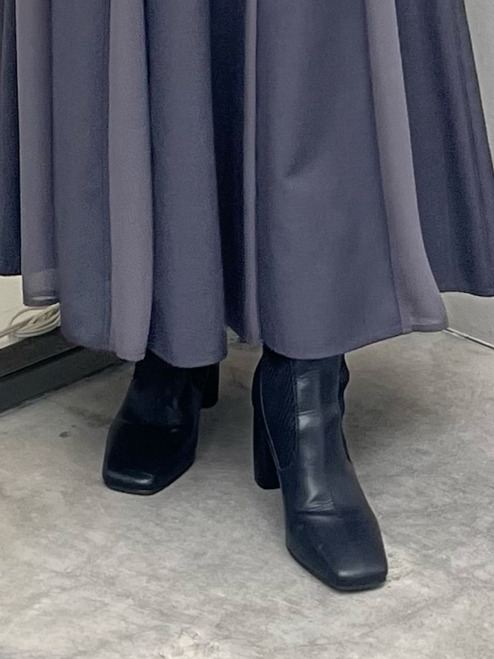 ホワイト系のダウンジャケット/コート、ブルー系のニット/セーター、グレー系のスカートを着用したレディースの秋コーディネートの10枚目の写真