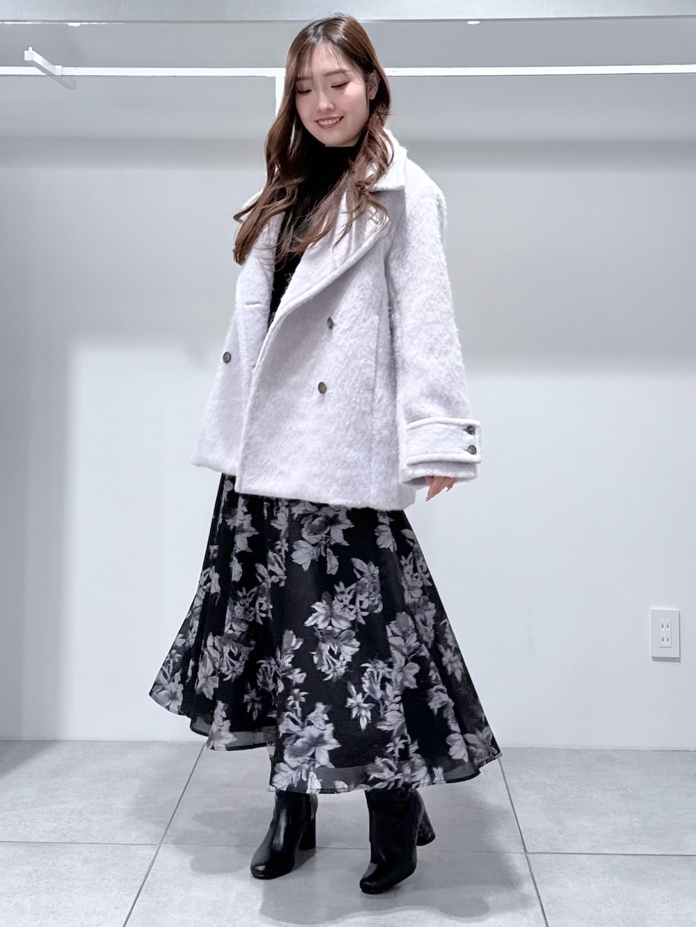 グレー系のその他アウター、ブラック系のワンピース、ブラック系のブーツを着用したレディースの冬コーディネートの3枚目の写真