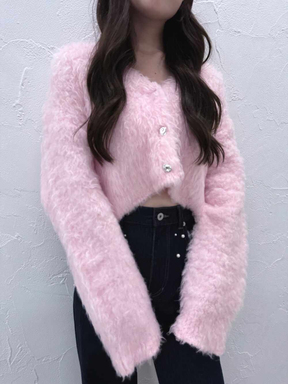 ピンク系のカーディガン/ボレロ、ブルー系のデニムパンツ、ブラック系のブーツを着用したレディースの秋コーディネートの4枚目の写真