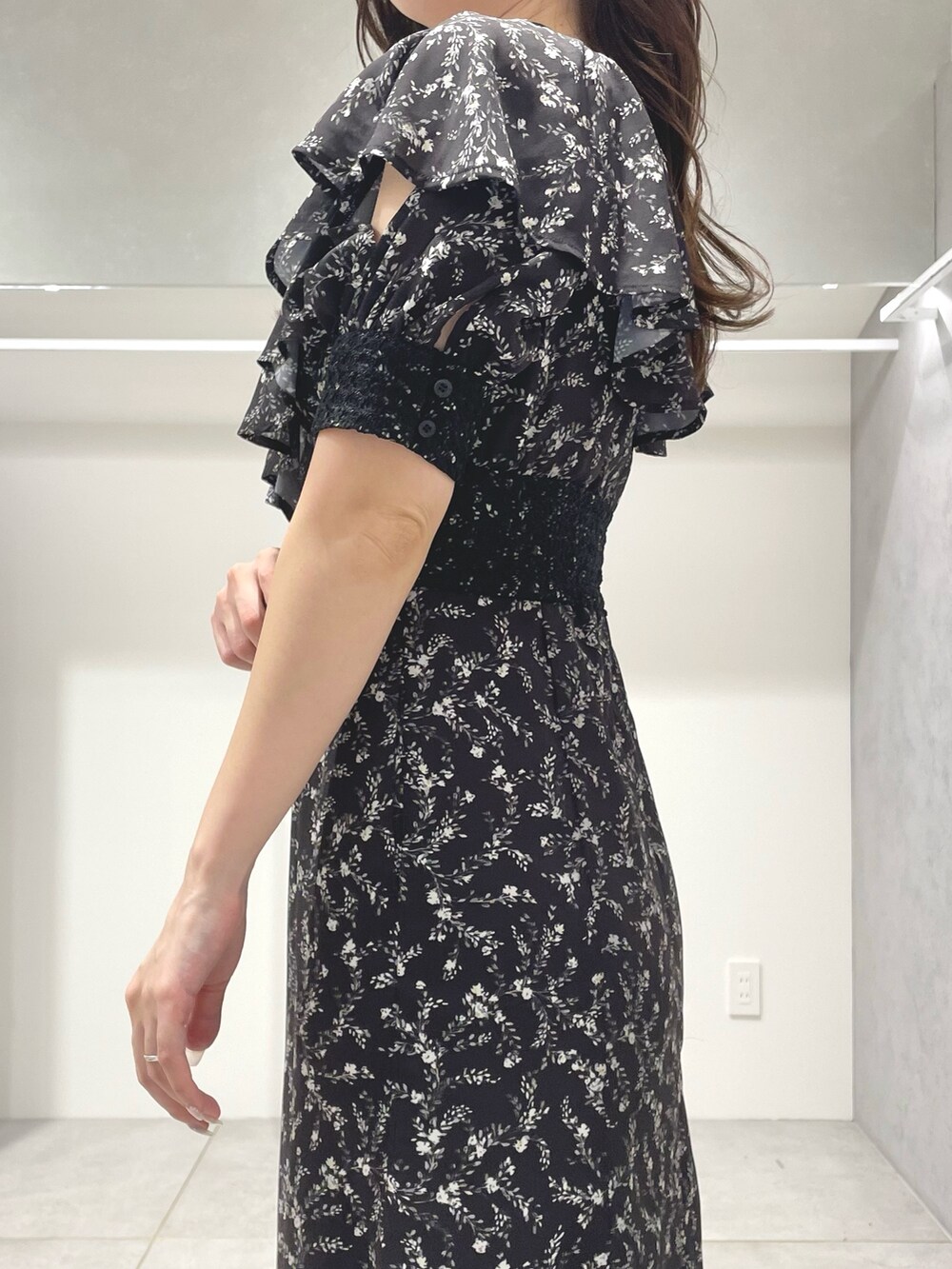 ブラック系のワンピース、ブラック系のボストンバッグ、ブラック系のサンダルを着用したレディースの夏コーディネートの6枚目の写真