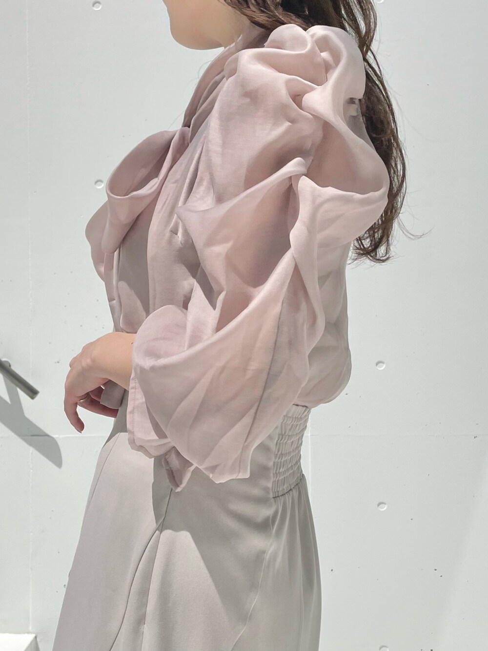 グレー系のテーラードジャケット、ベージュ系のシャツ/ブラウス、ベージュ系のスカートを着用したレディースの秋コーディネートの9枚目の写真