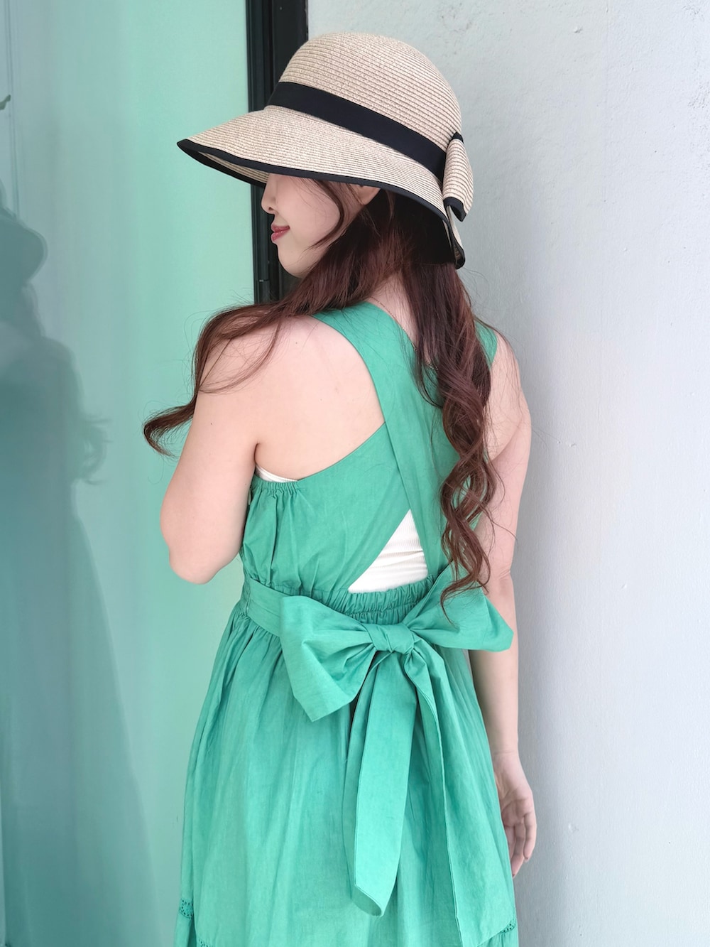 グリーン系のワンピース、ブラウン系のサンダル、ベージュ系のその他雑貨を着用したレディースの春コーディネートの6枚目の写真