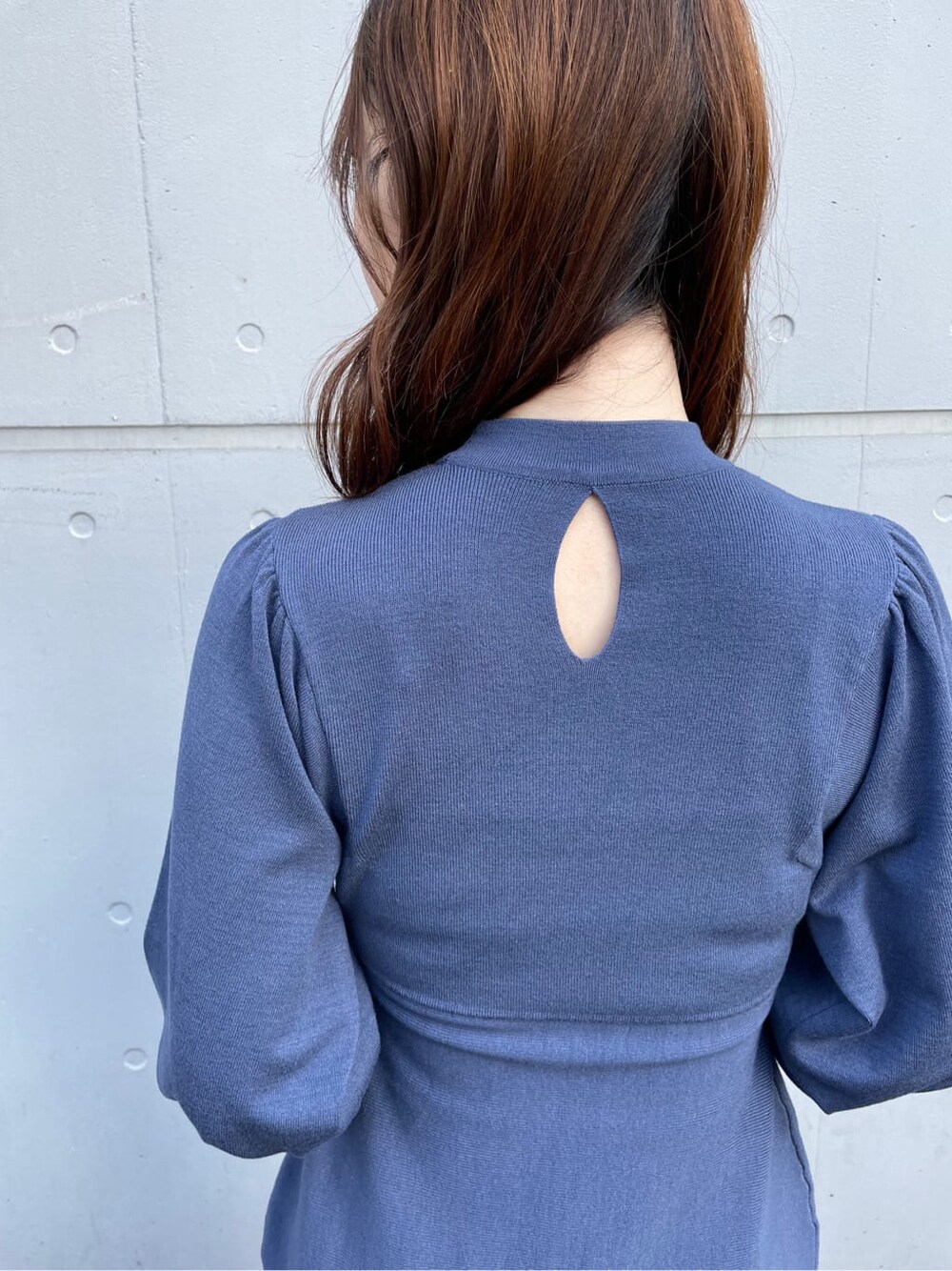 ブラック系のブーツ、ブルー系のワンピースを着用したレディースの冬コーディネートの5枚目の写真