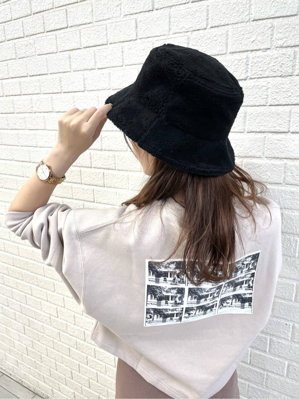 ベージュ系のTシャツ/カットソー、ブラウン系のワンピース、ホワイト系のブーツを着用したレディースの秋コーディネートの4枚目の写真