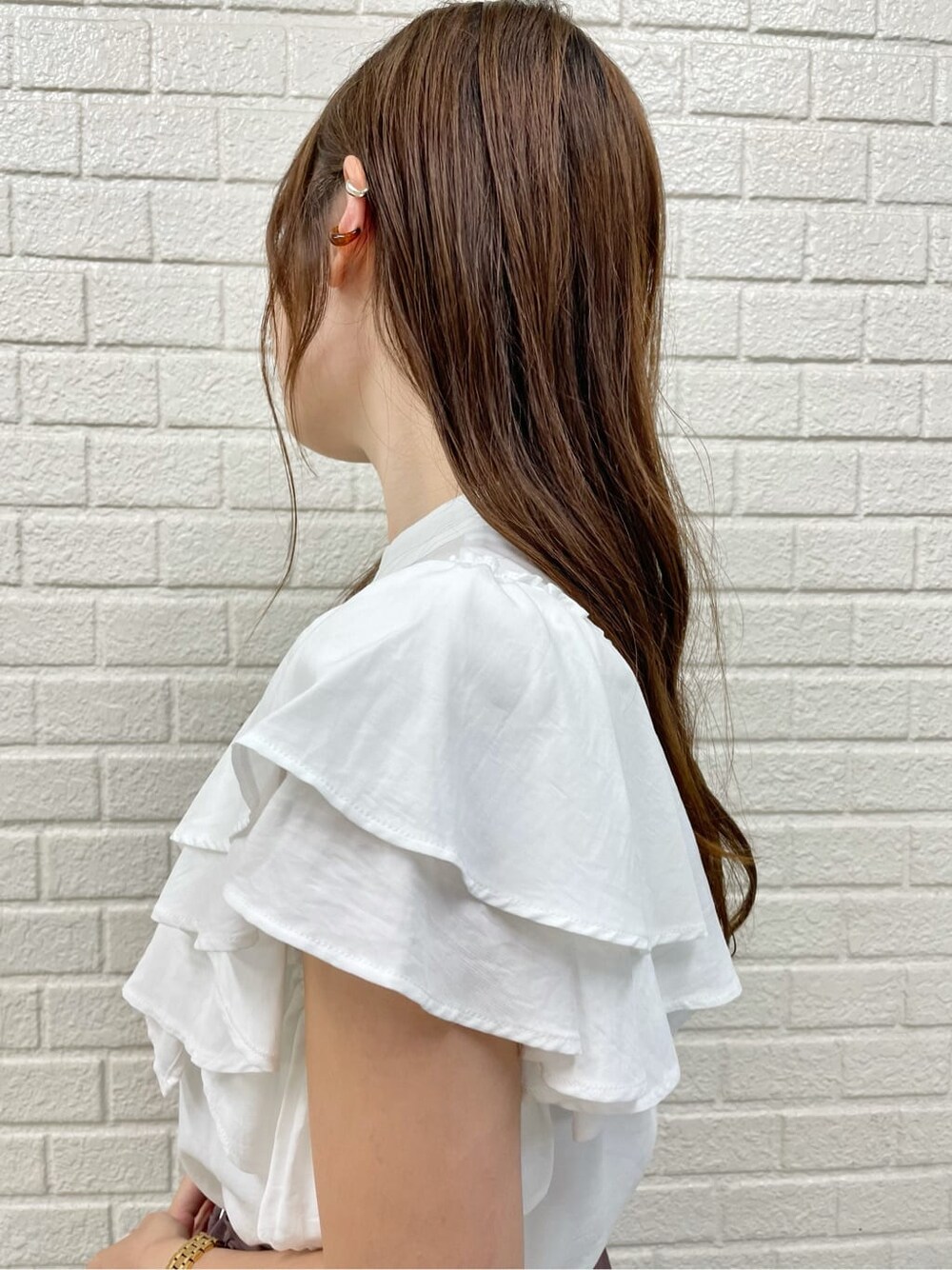 ホワイト系のその他シューズ、ホワイト系のシャツ/ブラウス、ベージュ系のハンドバッグを着用したレディースの秋コーディネートの4枚目の写真