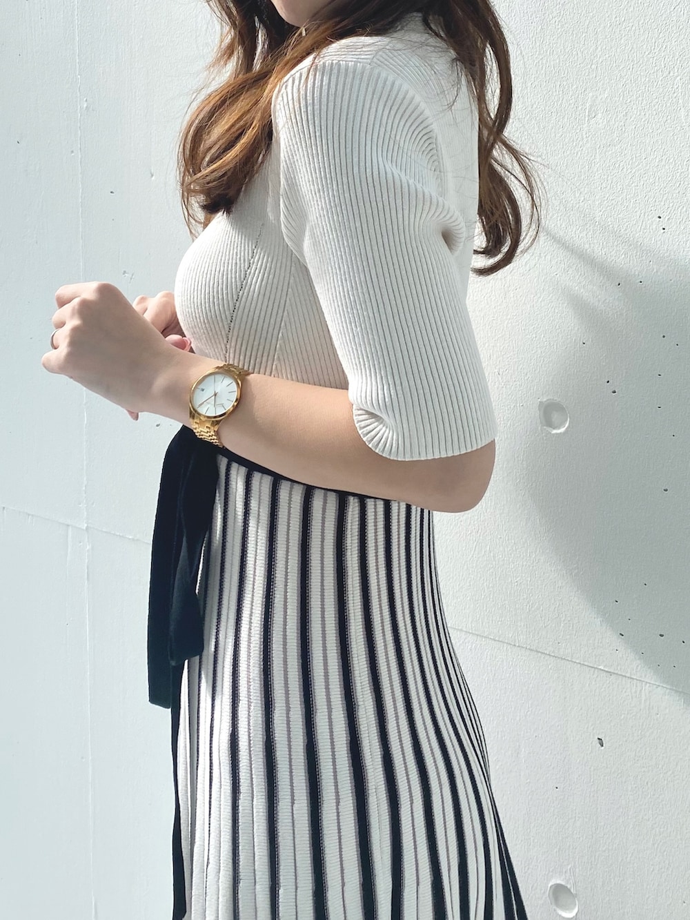 ホワイト系のワンピース、ベージュ系のライダースジャケットを着用したレディースの春コーディネートの8枚目の写真