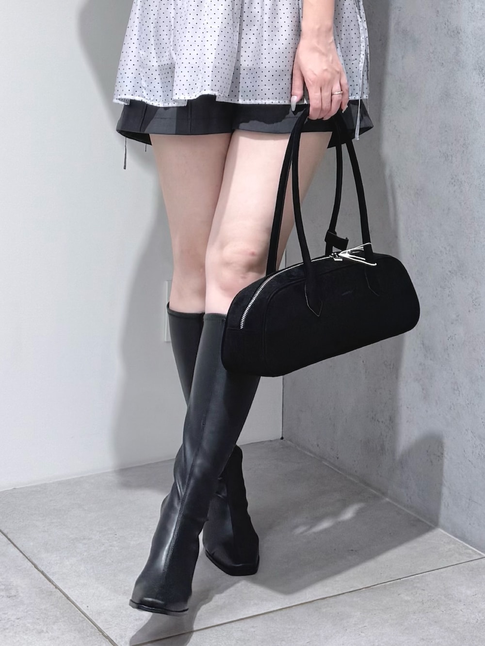 グレー系のシャツ/ブラウス、ブラック系のハンドバッグ、ブラック系のブーツを着用したレディースの夏コーディネートの7枚目の写真