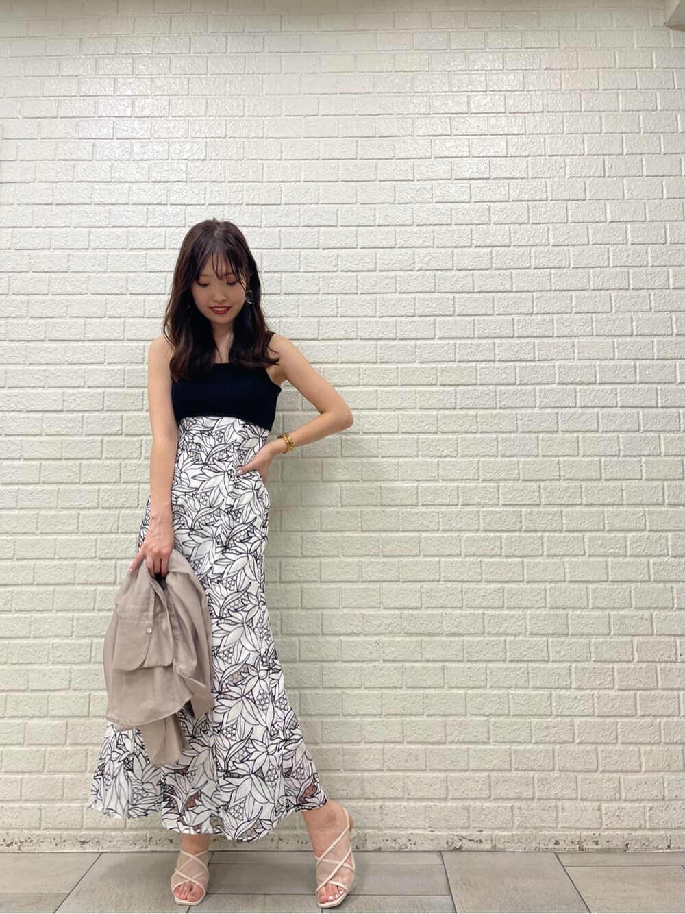 ベージュ系のサンダル、ブラック系のワンピース、ベージュ系のシャツ/ブラウスを着用したレディースの夏コーディネートの4枚目の写真