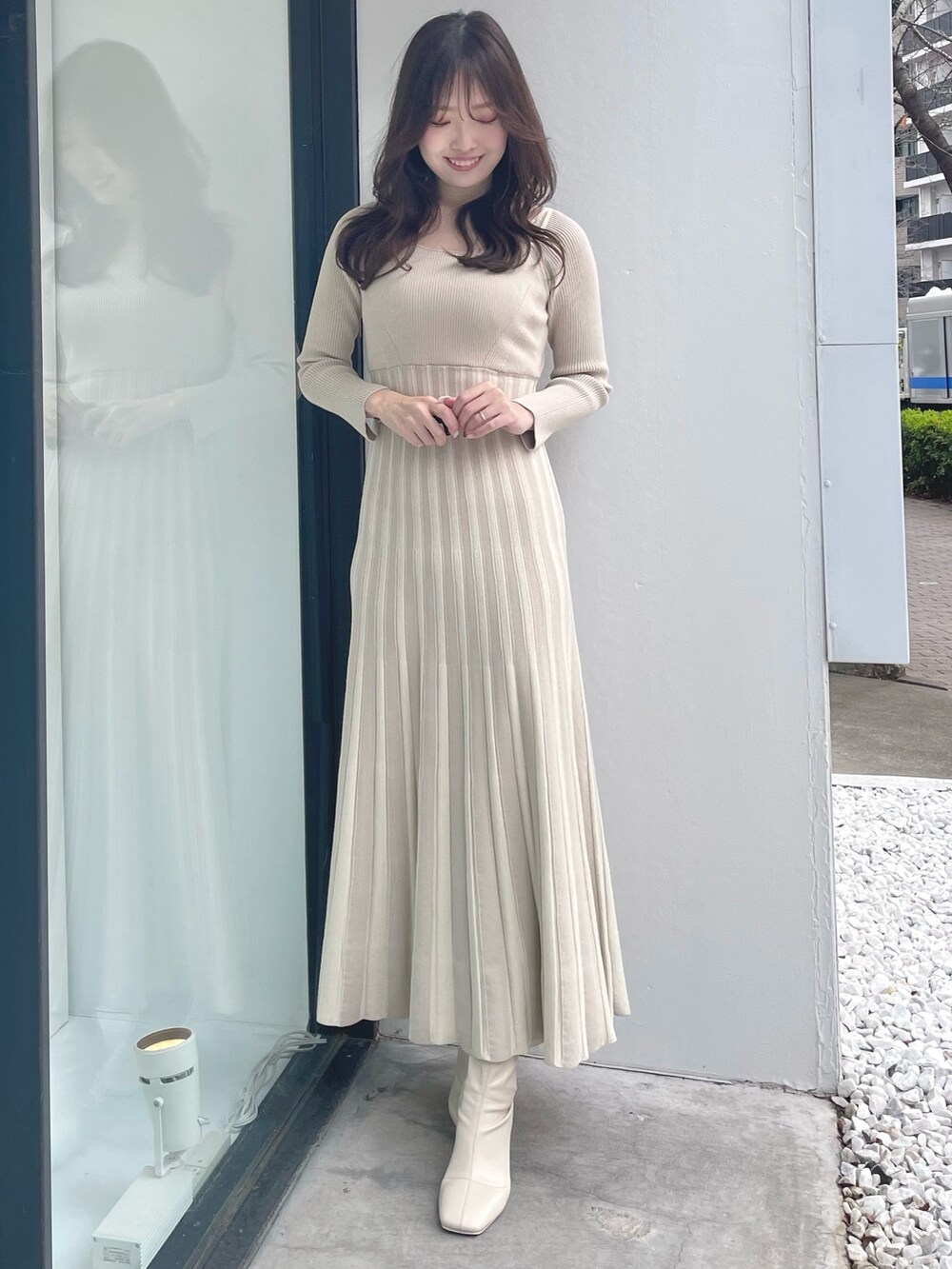 ホワイト系のワンピース、ホワイト系のブーツを着用したレディースの冬コーディネートの2枚目の写真