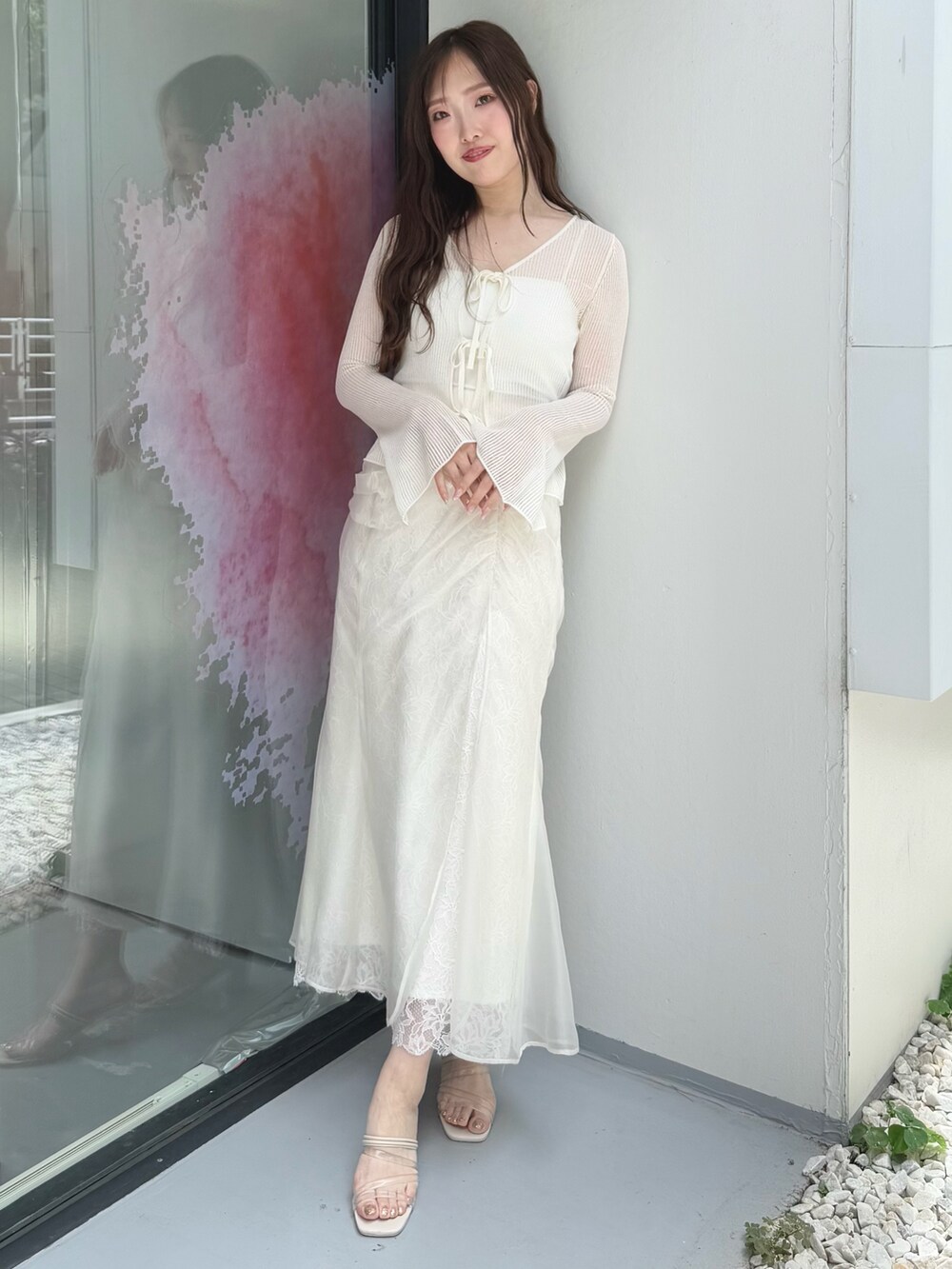 ホワイト系のスカート、ホワイト系のカーディガン/ボレロを着用したレディースの夏コーディネートの2枚目の写真
