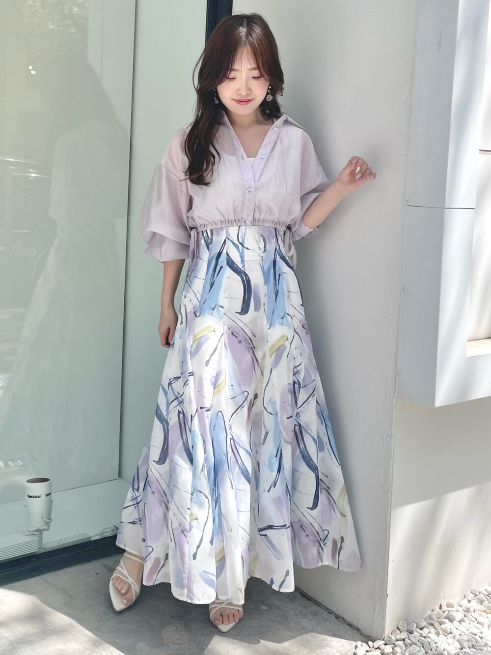 パープル系のシャツ/ブラウス、パープル系のスカート、ホワイト系のサンダルを着用したレディースの春コーディネートの2枚目の写真