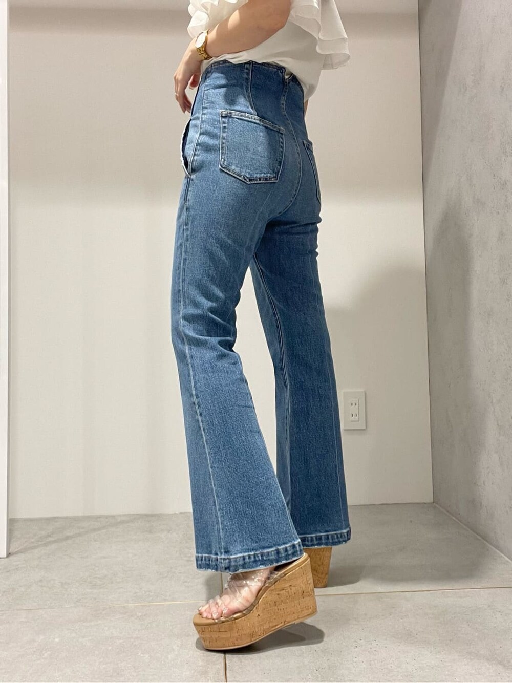 ホワイト系のシャツ/ブラウス、ブルー系のその他パンツ、その他のサンダルを着用したレディースの夏コーディネートの6枚目の写真