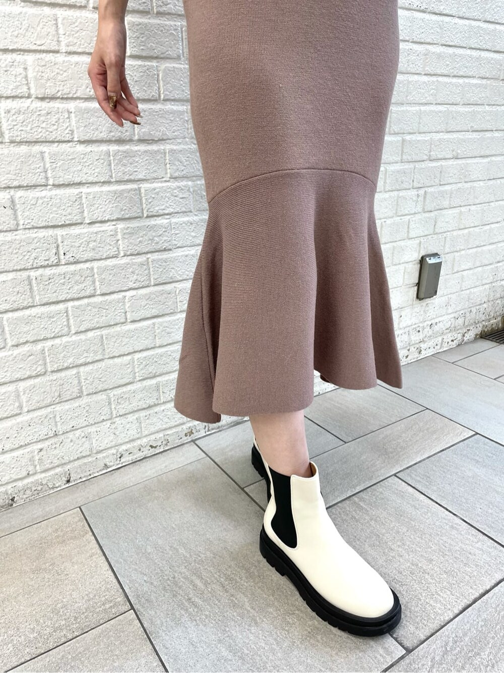 ベージュ系のTシャツ/カットソー、ブラウン系のワンピース、ホワイト系のブーツを着用したレディースの秋コーディネートの6枚目の写真