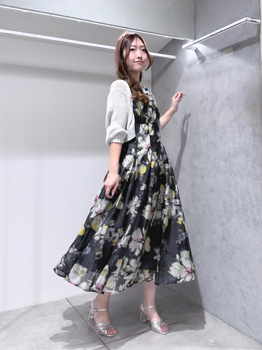 グレー系のワンピース、グレー系のカーディガン/ボレロ、シルバー系のサンダルを着用したレディースの夏コーディネートの4枚目の写真