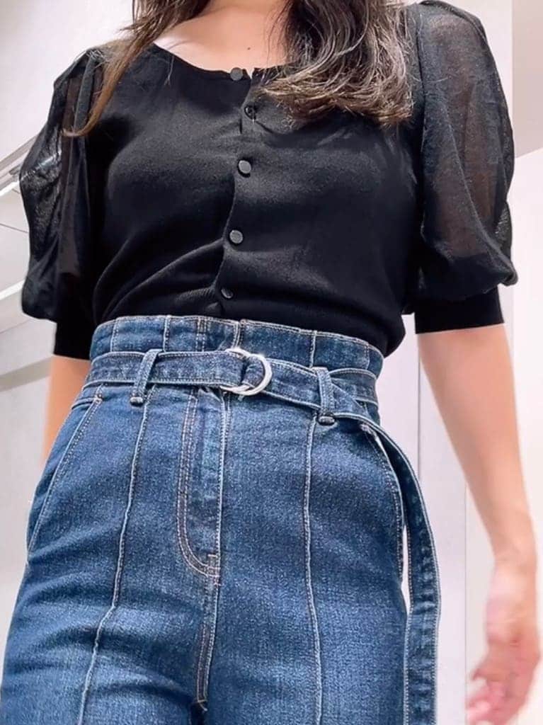 ブラック系のサンダル、ブルー系のデニムパンツ、ブラック系のチューブトップを着用したレディースの夏コーディネートの4枚目の写真