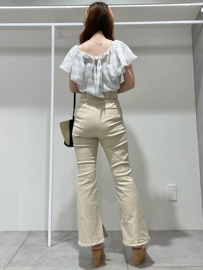 ホワイト系のキャミソール、その他のサンダル、ブラック系のトートバッグを着用したレディースの夏コーディネートの3枚目の写真