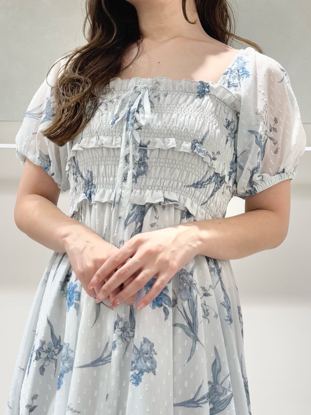 グレー系のワンピース、ブルー系のデニムパンツ、その他のサンダルを着用したレディースの春コーディネートの7枚目の写真