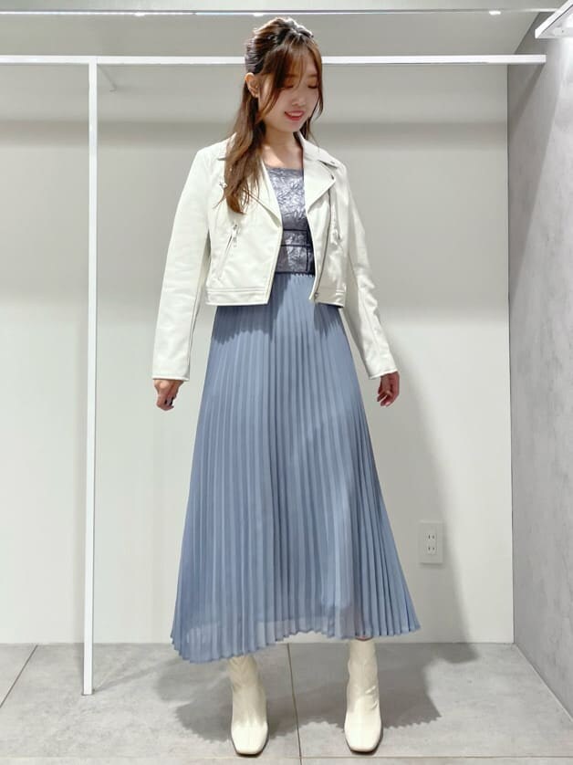 ホワイト系のブーツ、ホワイト系のライダースジャケット、ブルー系のワンピースを着用したレディースの秋コーディネートの2枚目の写真