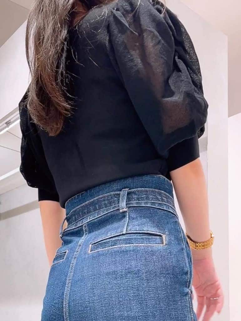 ブラック系のサンダル、ブルー系のデニムパンツ、ブラック系のチューブトップを着用したレディースの夏コーディネートの5枚目の写真