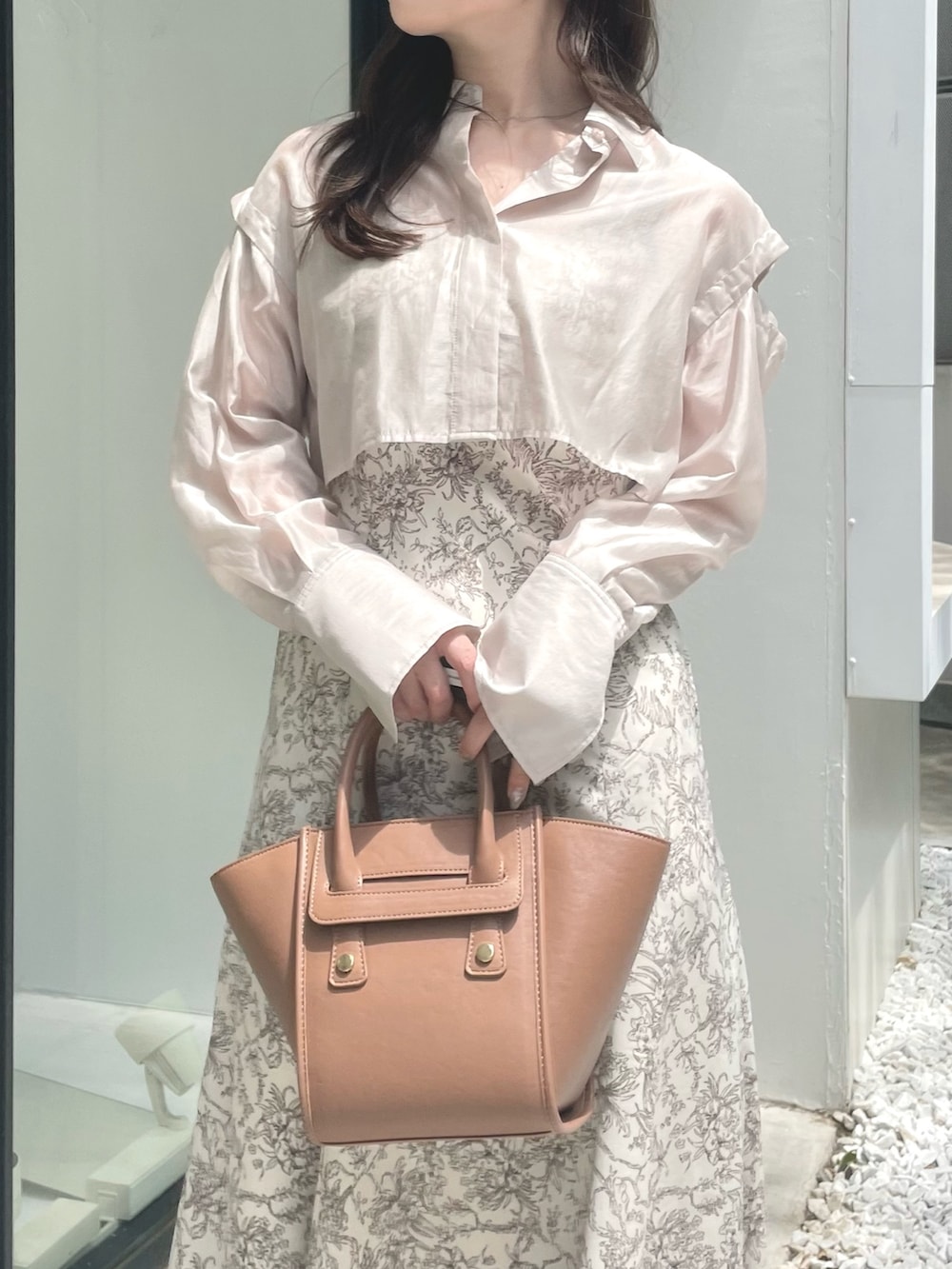 ベージュ系のワンピース、ブラウン系のトートバッグを着用したレディースの夏コーディネートの4枚目の写真