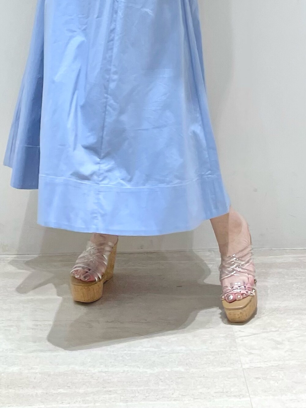 ブルー系のワンピース、その他のサンダルを着用したレディースの春コーディネートの7枚目の写真