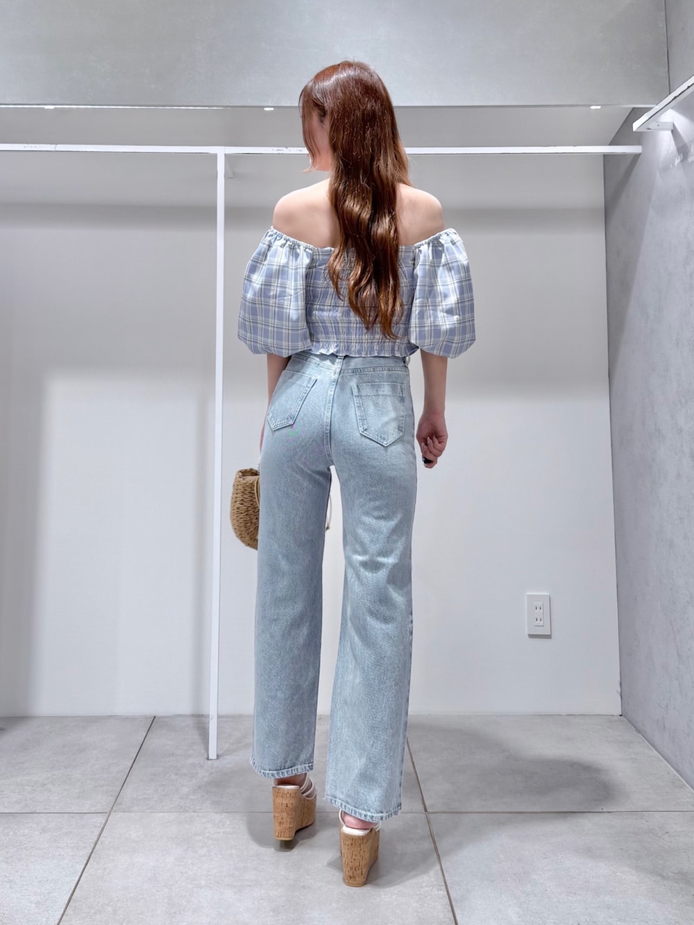 ブルー系のシャツ/ブラウス、ブルー系のデニムパンツ、ベージュ系のハンドバッグを着用したレディースの春コーディネートの3枚目の写真