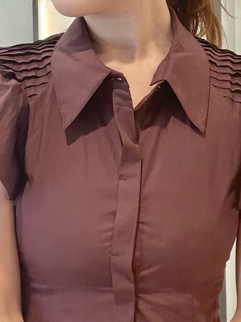 その他のサンダル、ブラック系のショルダーバッグ、ブラウン系のワンピースを着用したレディースの夏コーディネートの5枚目の写真