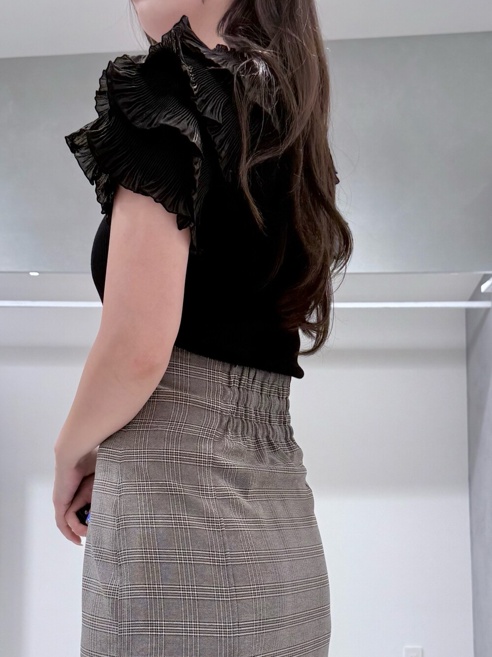 その他のスカート、ブラック系のニット/セーター、ブラック系のハンドバッグを着用したレディースの夏コーディネートの6枚目の写真