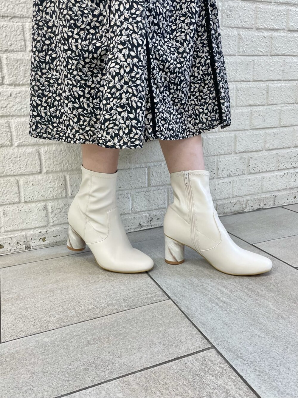 ブラック系のワンピース、ホワイト系のその他シューズを着用したレディースの夏コーディネートの7枚目の写真