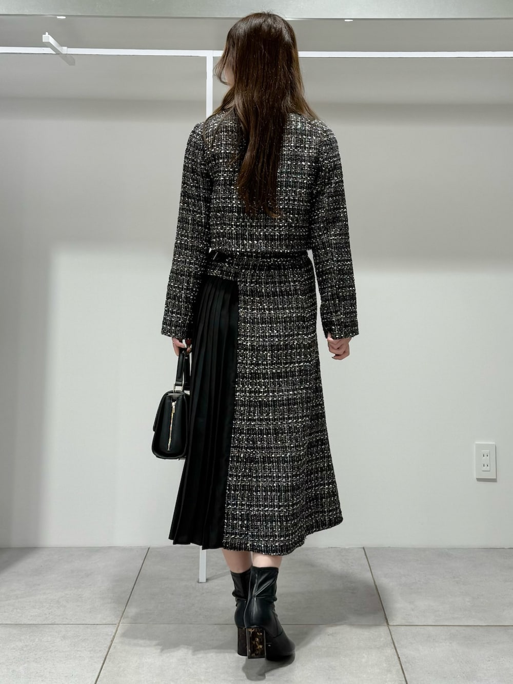 ブラック系のテーラードジャケット、ブラック系のスカート、ブラック系のシャツ/ブラウスを着用したレディースの秋コーディネートの3枚目の写真