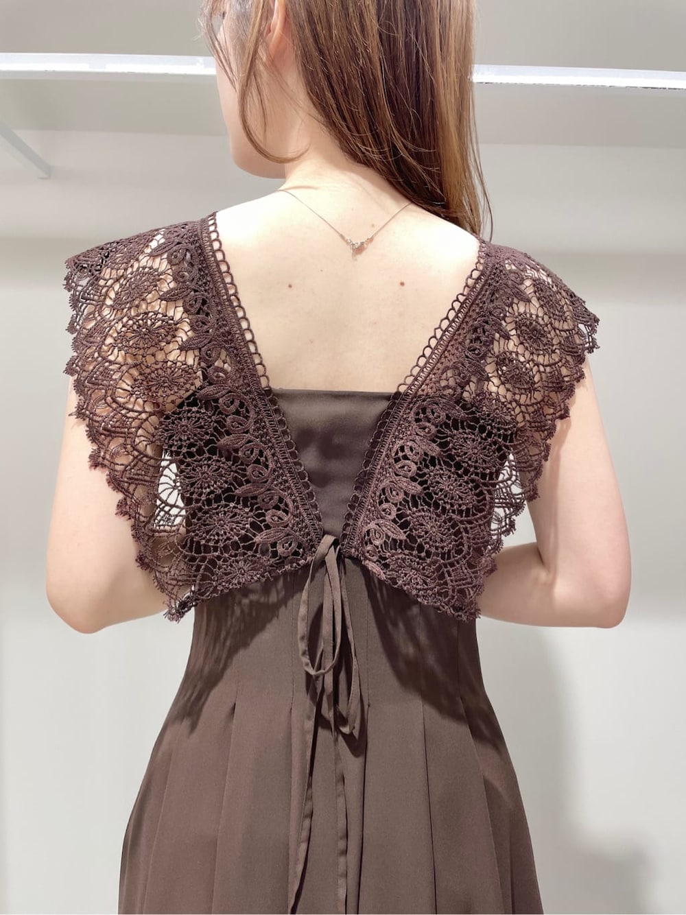 ブラウン系のワンピースを着用したレディースの春コーディネートの6枚目の写真