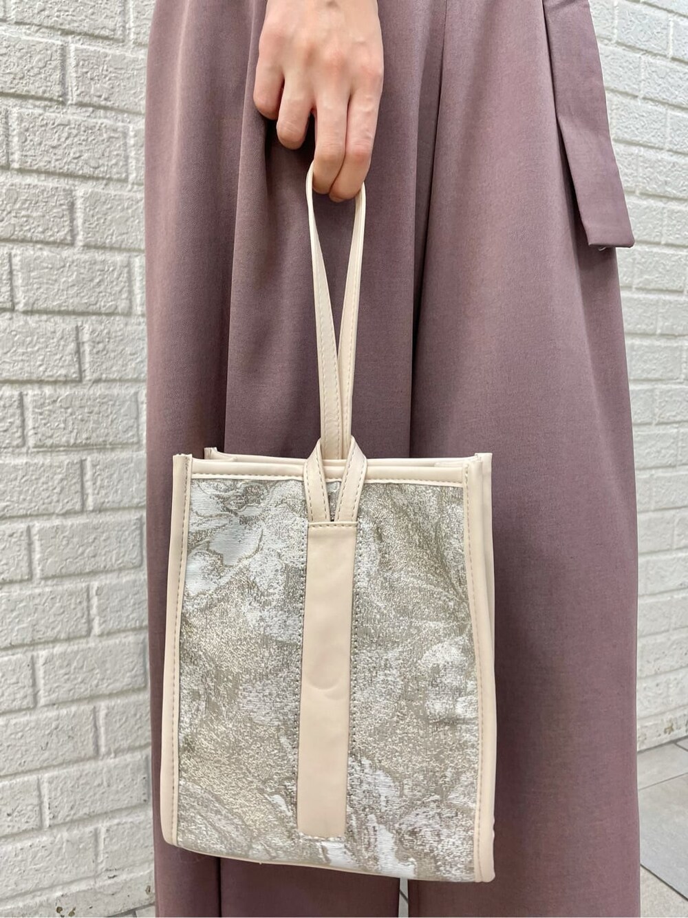 ホワイト系のその他シューズ、ホワイト系のシャツ/ブラウス、ベージュ系のハンドバッグを着用したレディースの秋コーディネートの9枚目の写真