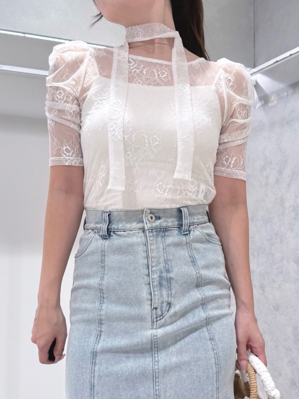 ホワイト系のパンプス、ベージュ系のハンドバッグ、ホワイト系のTシャツ/カットソーを着用したレディースの夏コーディネートの5枚目の写真