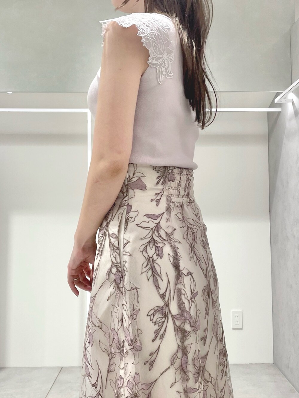 ブラウン系のトートバッグ、ピンク系のスカート、その他のサンダルを着用したレディースの夏コーディネートの5枚目の写真