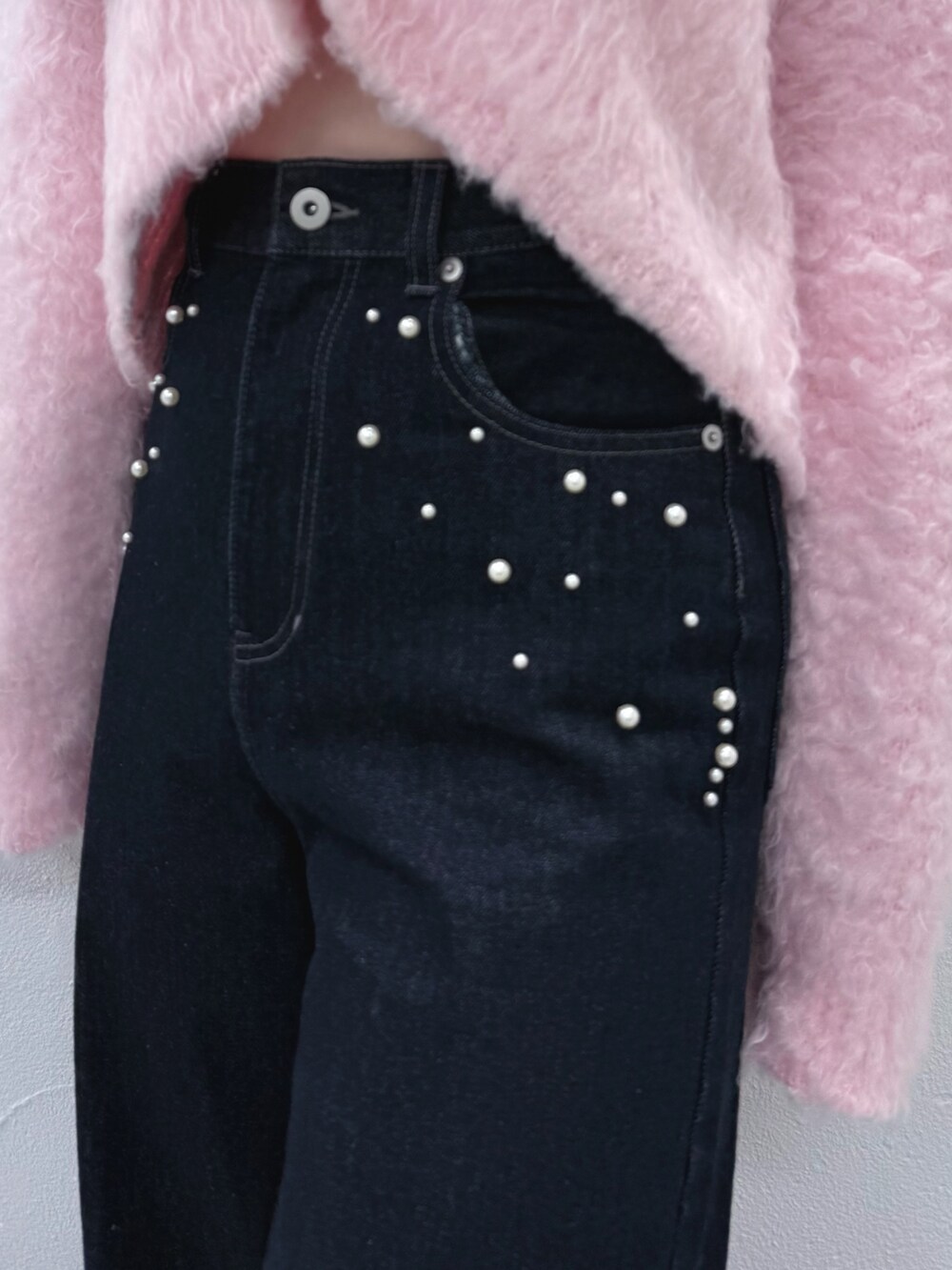 ピンク系のカーディガン/ボレロ、ブルー系のデニムパンツ、ブラック系のブーツを着用したレディースの秋コーディネートの5枚目の写真