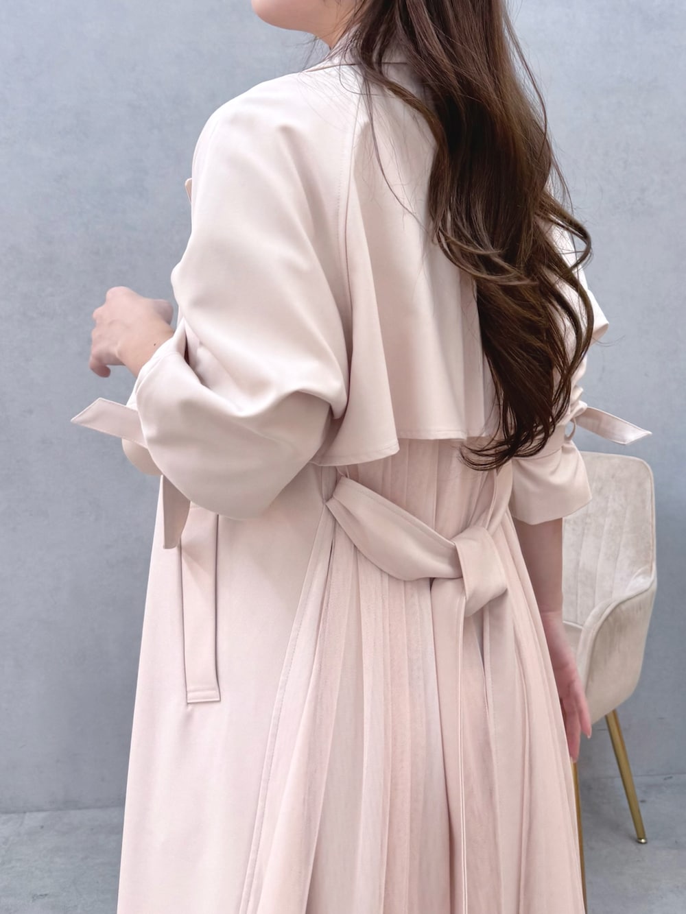 ホワイト系のワンピース、ピンク系のトレンチコート、ホワイト系のパンプスを着用したレディースの冬コーディネートの5枚目の写真