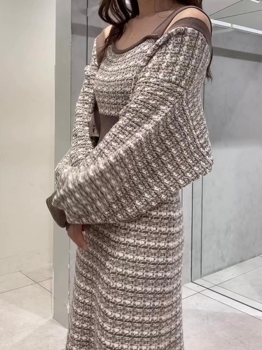 ブラウン系のブーツ、ベージュ系のジャンパースカート、ベージュ系のカーディガン/ボレロを着用したレディースの秋コーディネートの4枚目の写真