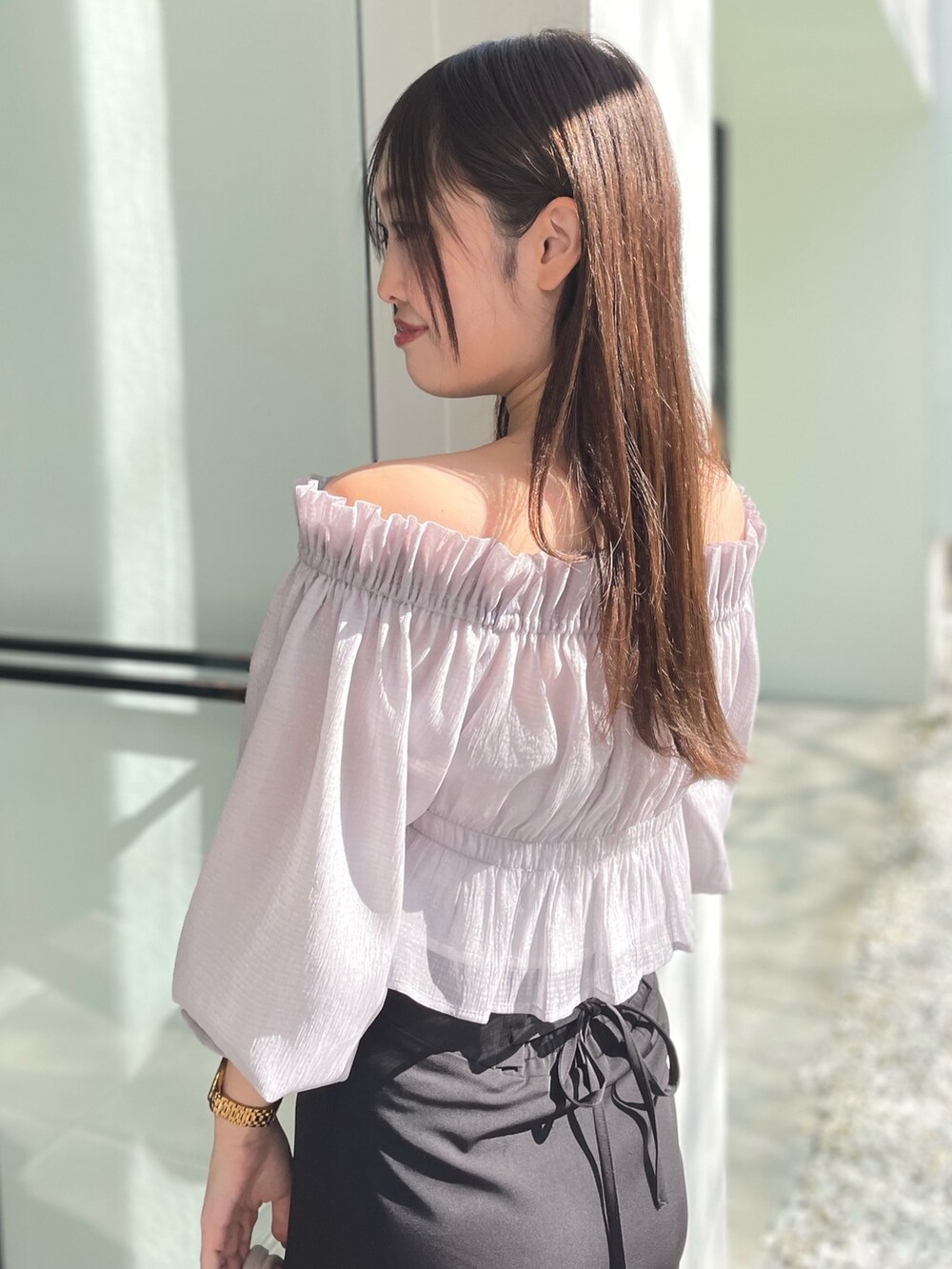 ブラック系のブーツ、パープル系のシャツ/ブラウス、ブラック系のスカートを着用したレディースの冬コーディネートの6枚目の写真