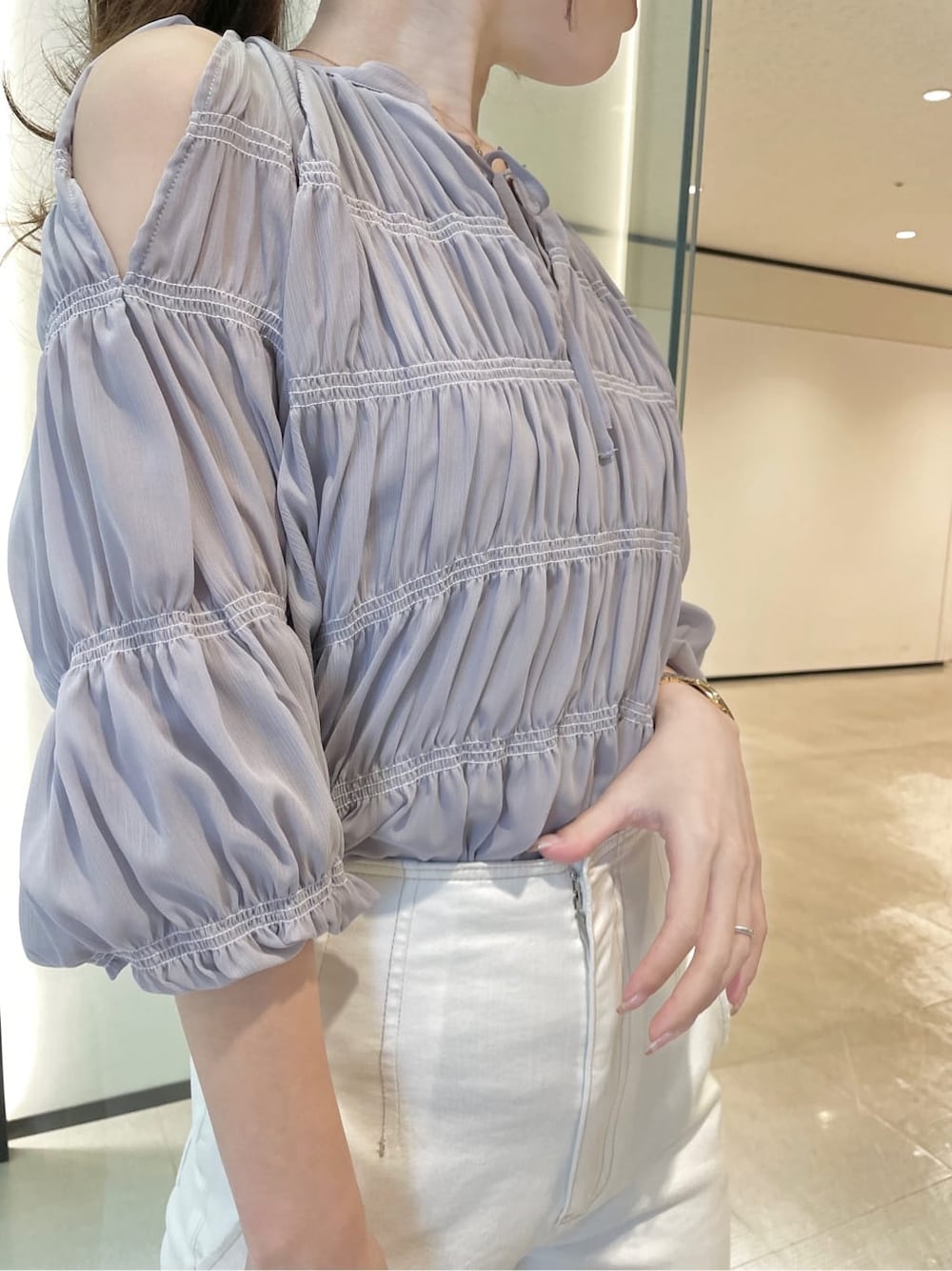 ベージュ系のパンプス、パープル系のシャツ/ブラウス、ホワイト系のその他パンツを着用したレディースの冬コーディネートの3枚目の写真