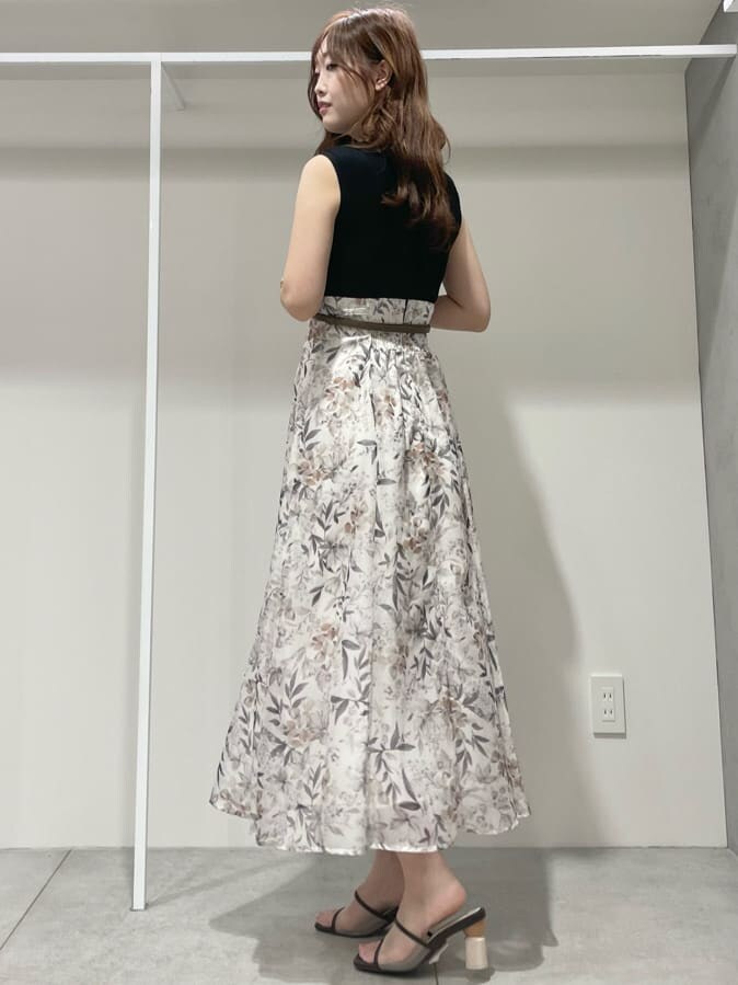 ホワイト系のカーディガン/ボレロ、ブラウン系のサンダル、ブラック系のワンピースを着用したレディースの夏コーディネートの6枚目の写真