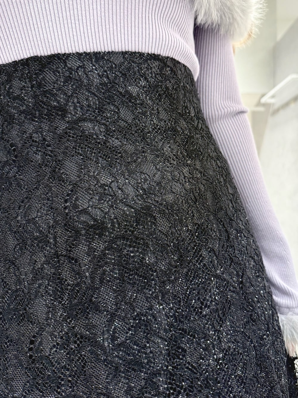 グレー系のニット/セーター、ブラック系のスカート、ブラック系のショルダーバッグを着用したレディースの冬コーディネートの7枚目の写真