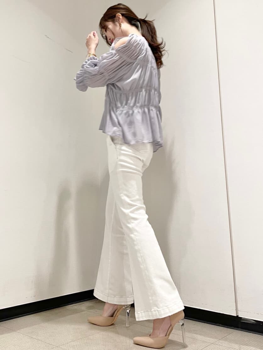 ベージュ系のパンプス、パープル系のシャツ/ブラウス、ホワイト系のその他パンツを着用したレディースの冬コーディネートの6枚目の写真